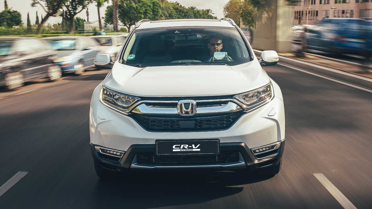 Honda CR-V Hybrid auf der Straße, Frontansicht.