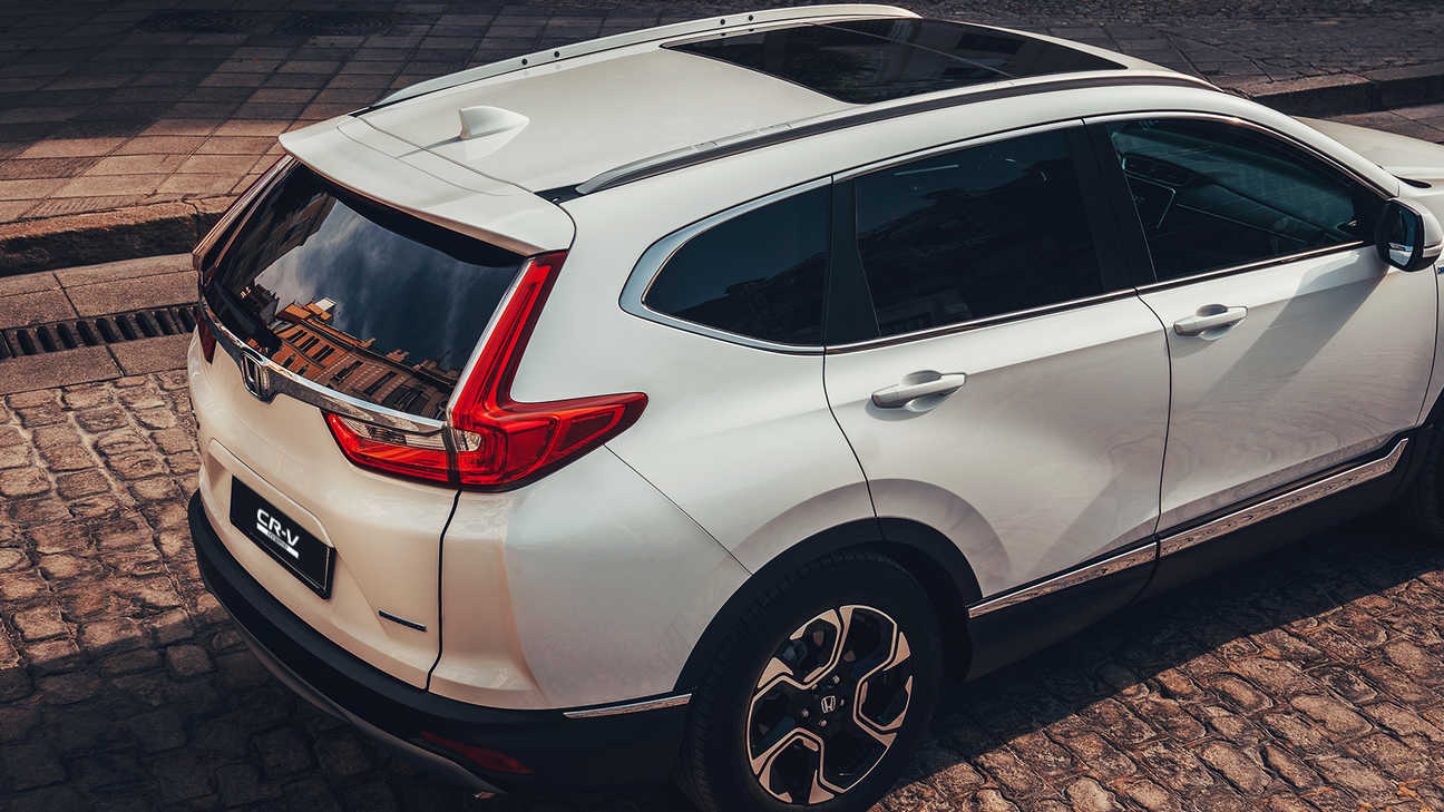 Honda CR-V Hybrid, Heckansicht auf der Straße.