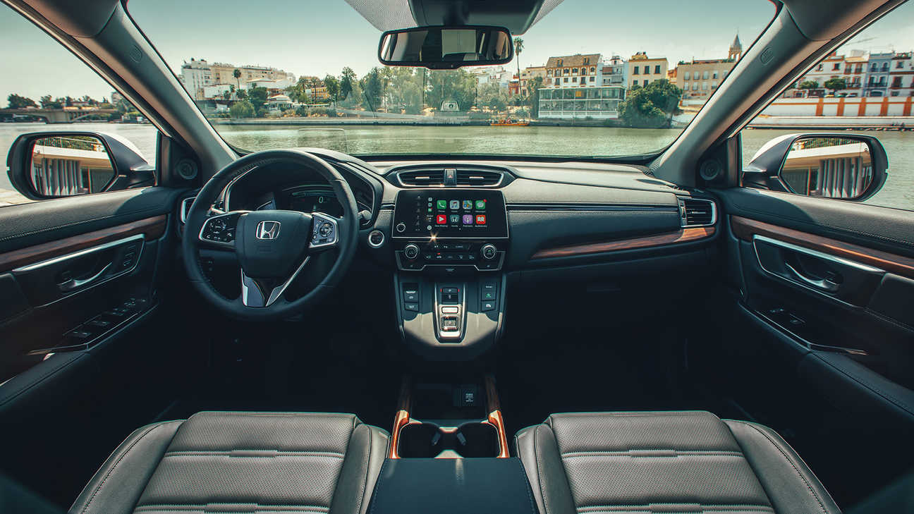 Honda CR-V Hybrid auf der Straße, Nahaufnahme über das Armaturenbrett, die die Weite des Blickfelds unterstreicht.