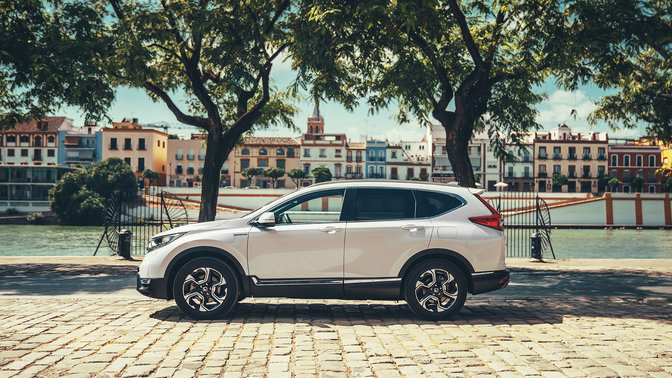 Honda CR-V Hybrid, Seitenansicht auf der Straße.