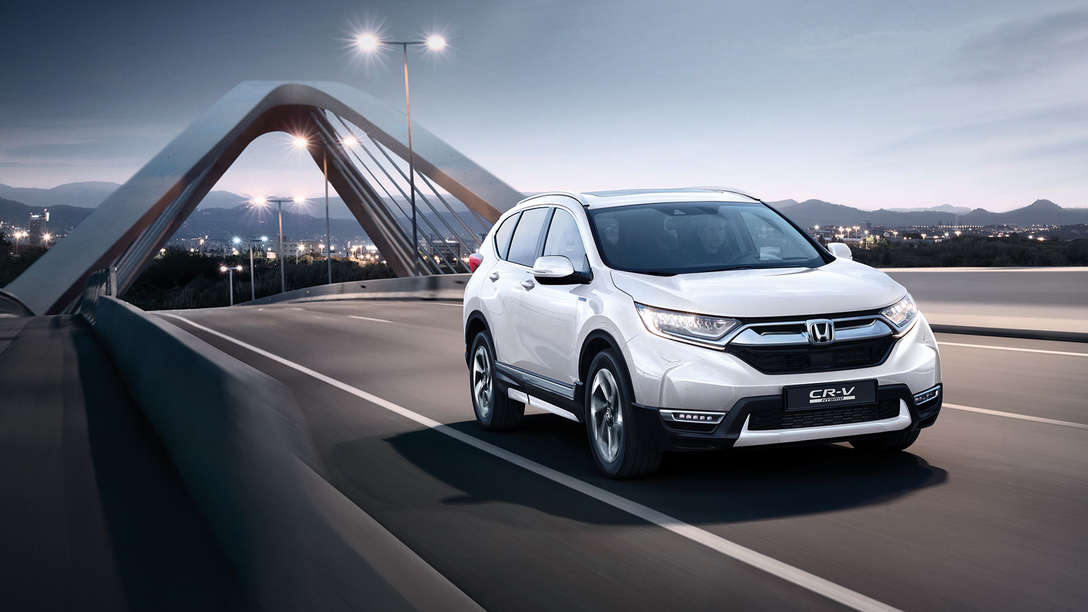 Honda CR-V Hybrid, 3/4-Frontansicht auf der Straße.