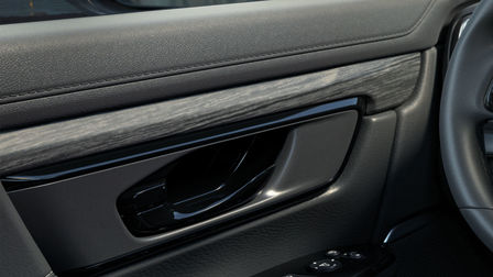 Dunkles Holzinterieur 