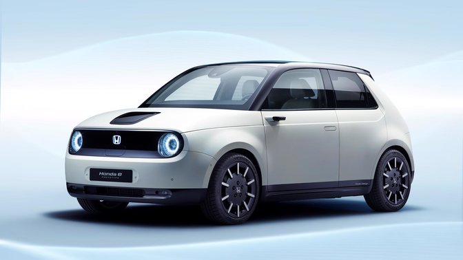 Mitarbeiter von Honda im Lager.