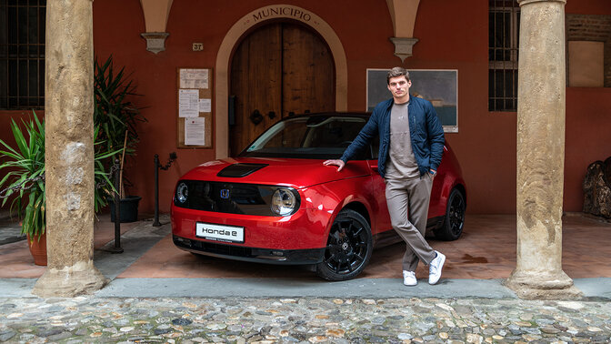 Max Verstappen fährt den Honda e durch die Straßen von Dozza.