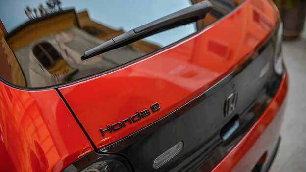 Exklusives schwarzes Honda e-Emblem.