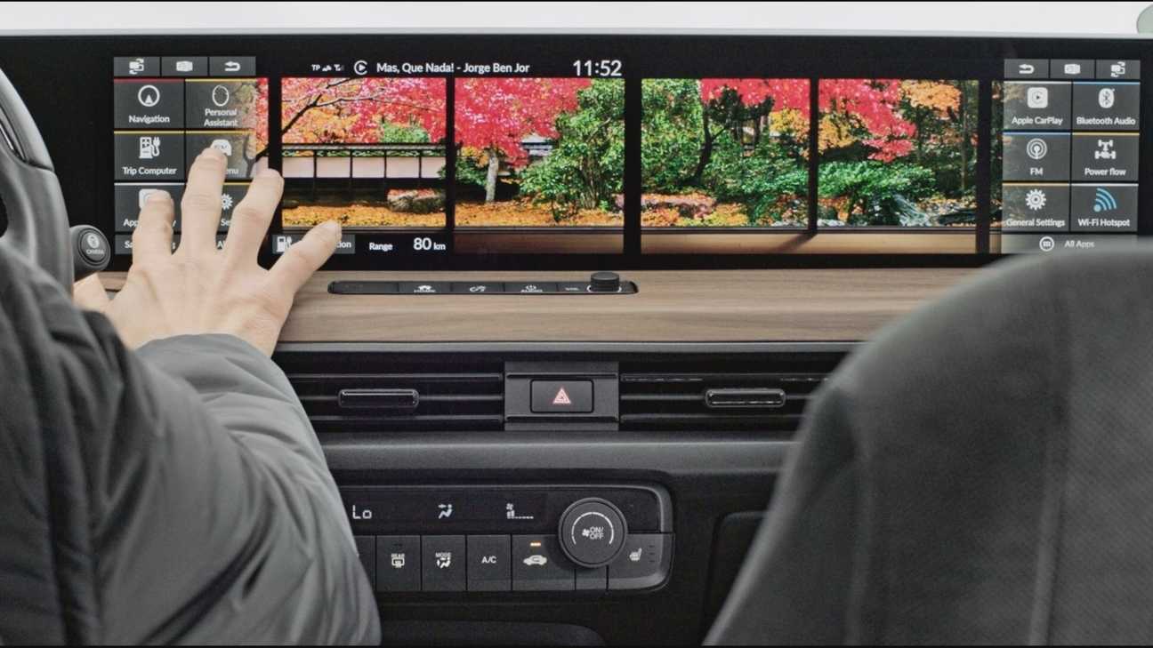 Foto von Pierre Gasly betrieben Honda E Elektroauto Dual-Screen-Dashboard