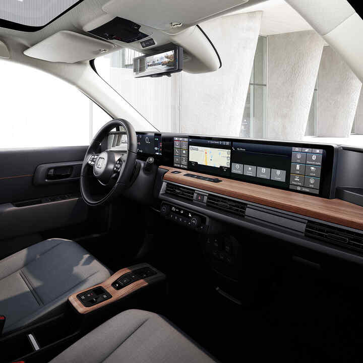 Honda e, Blick in den Innenraum von der Beifahrerseite.