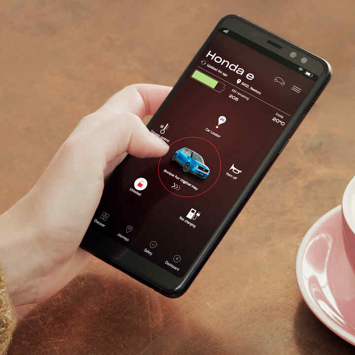 Honda e, Nahaufnahme der „Digital Key“-App auf einem Telefon. 