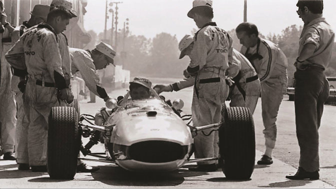 Soichiro Honda bei der Vorbereitung auf unser erstes Formel-1-Rennen beim Großen Preis von Ungarn 1964.