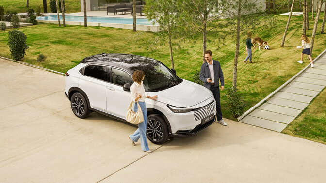 Heckansicht eines Honda HR-V, der vor dem Gebäude geparkt ist.