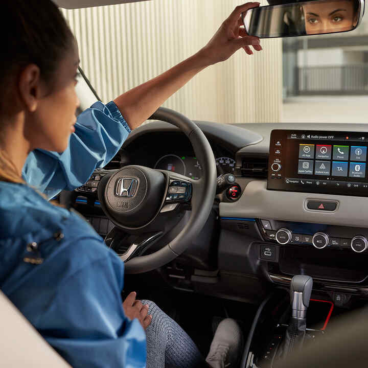Innenraum des Fahrersitzes und Armaturenbretts des HR-V. 