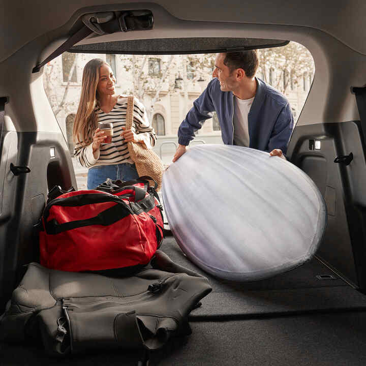 Ein Paar belädt den Kofferraum des HR-V mit Gepäck. 