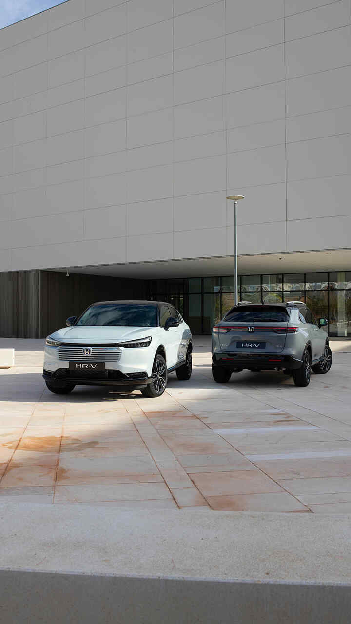 Zwei Honda HR-V, die vor einem Gebäude parken