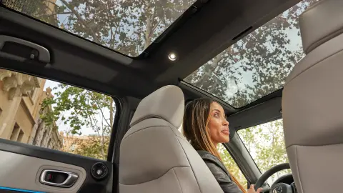 Innenansicht des Panoramaglasdachs im Honda HR-V. 