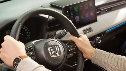 Nahaufnahme der Hände am Lenkrad des Honda HR-V