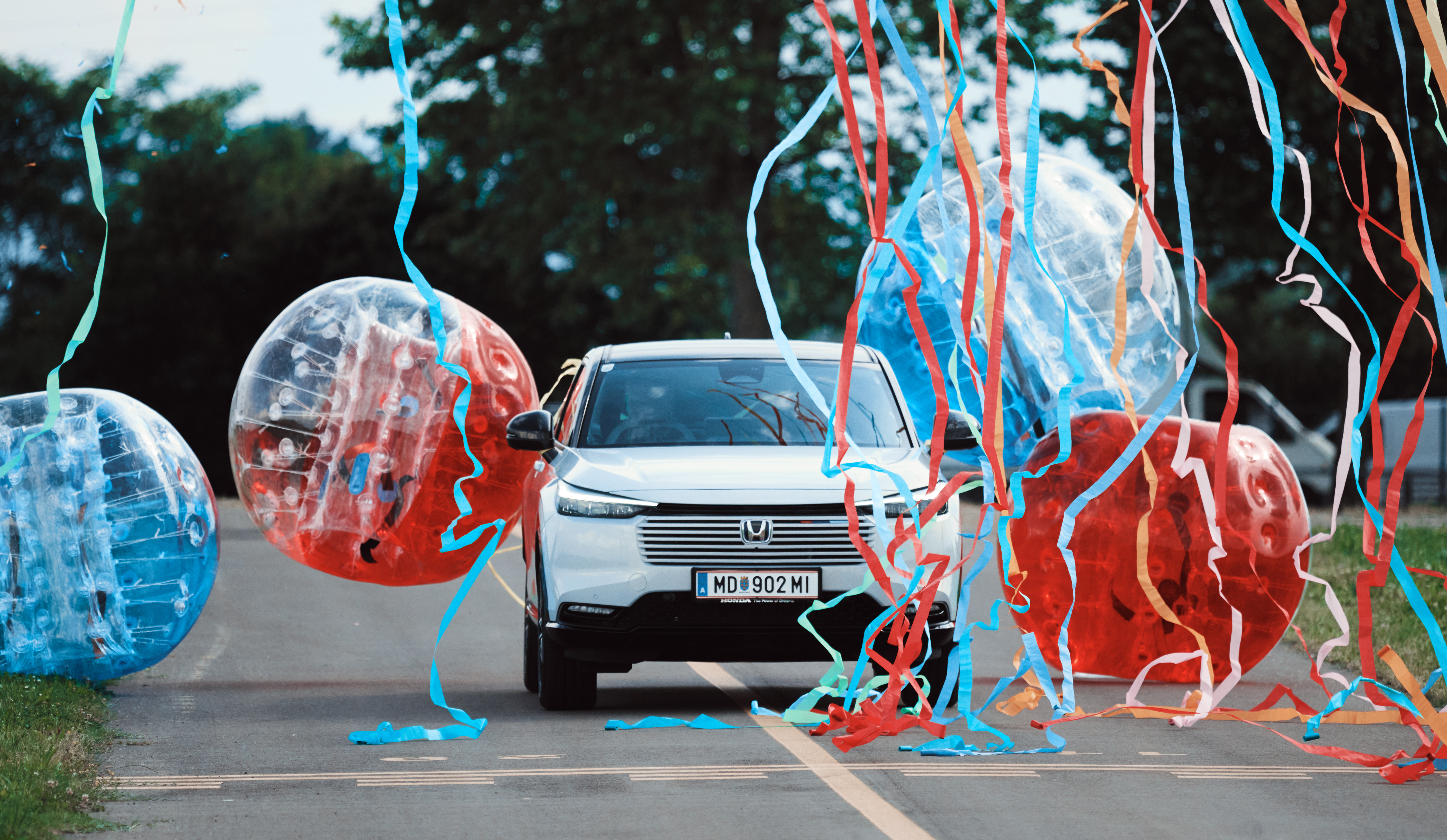 HR-V, der durch Luftballons fährt