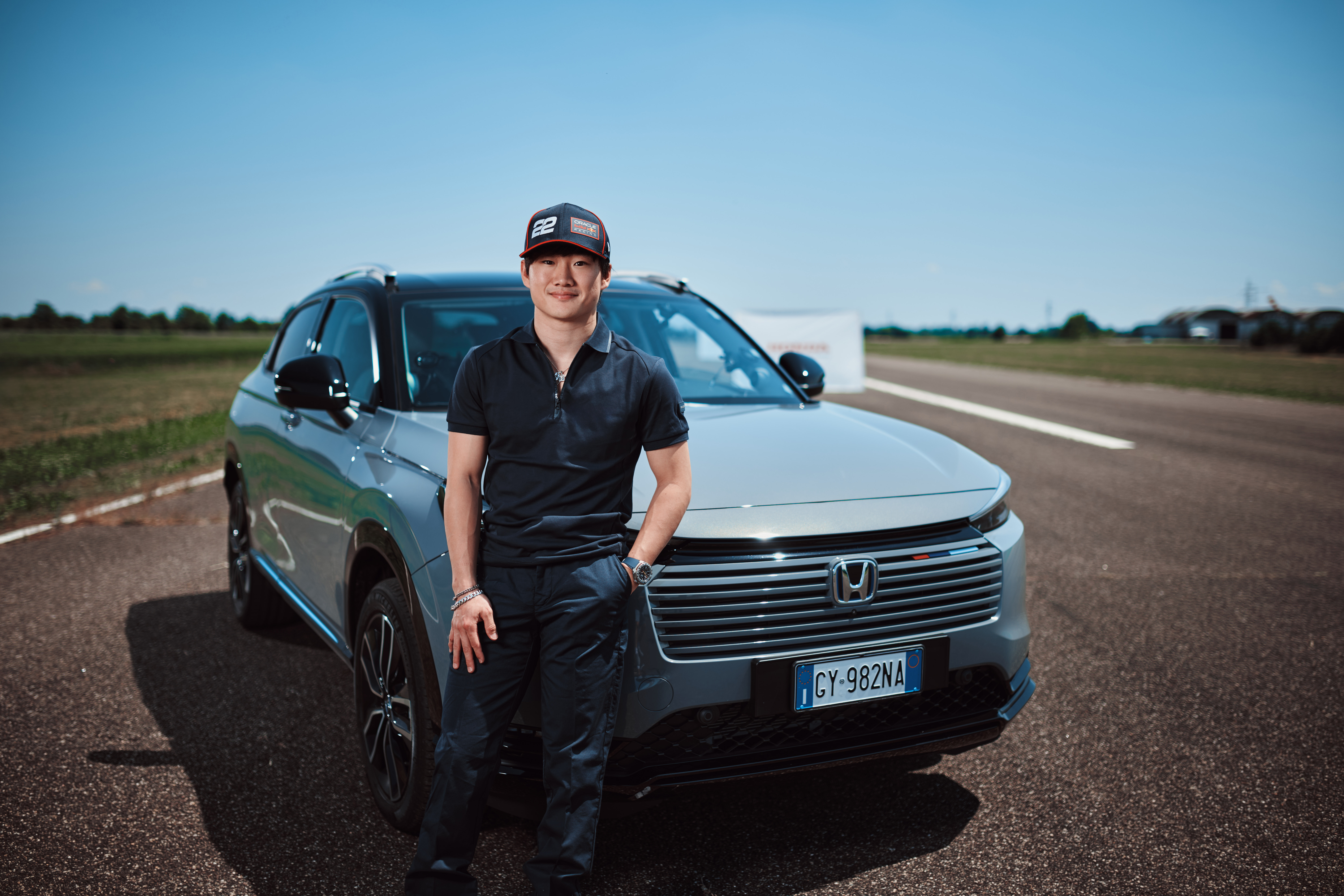 Yuki steht neben dem Frontgrill des HR-V