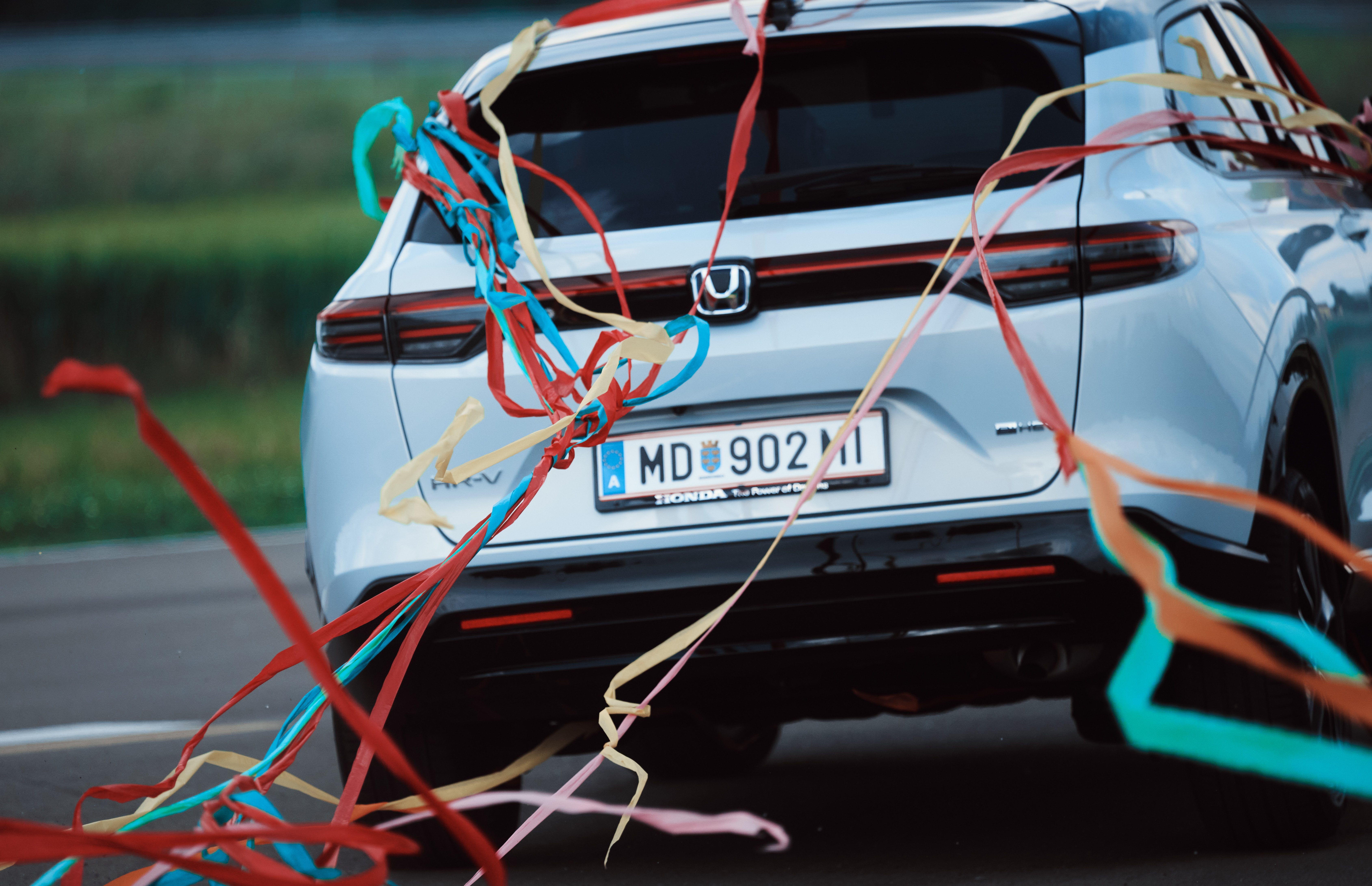 Nahaufnahme von der Rückseite des HR-V mit herabhängenden Konfettistreifen