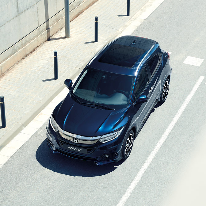 Honda HR-V, Seitenansicht des oberen Fahrzeugs, Stadtszene.
