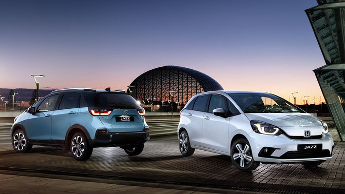 Honda Jazz, 3/4-Ansichten (Front und Heck), geparkt bei Nacht