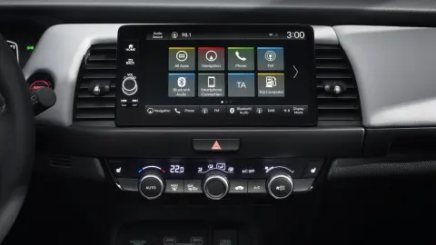 Nahaufnahme des Infotainment-Bildschirms im Honda Jazz Vollhybrids.