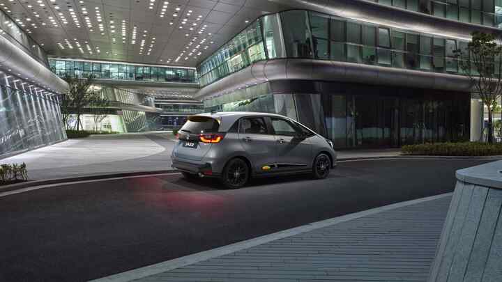 Heckansicht eines Honda Jazz, geparkt in einer Stadtszene.