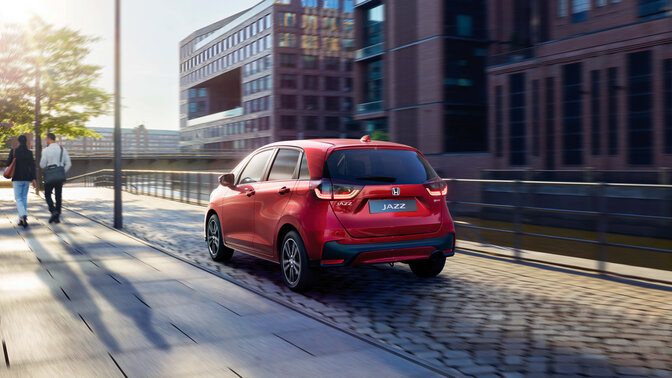 Jazz vor urbanem Hintergrund, 3/4-Frontansicht