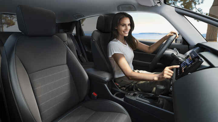 Innenraum eines Jazz Hybrid, mit einer Frau als Fahrerin.