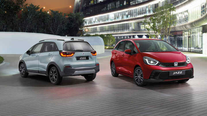Zwei Honda Jazz, einer von hinten und einer von vorne, in einer Stadtszene.