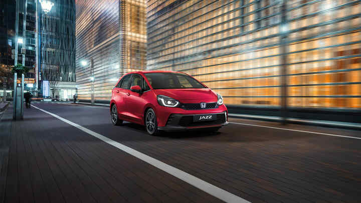 3/4-Frontansicht eines Honda Jazz vor urbanem Hintergrund.