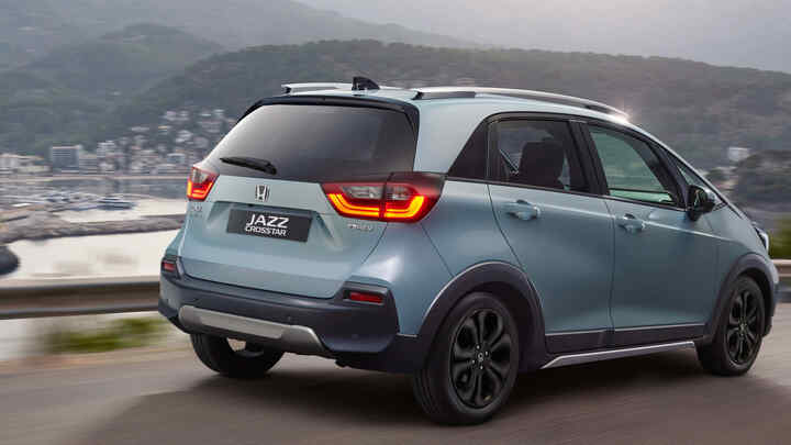Rückansicht eines Honda Jazz Crosstar, der in einer Küstengegend fährt. 