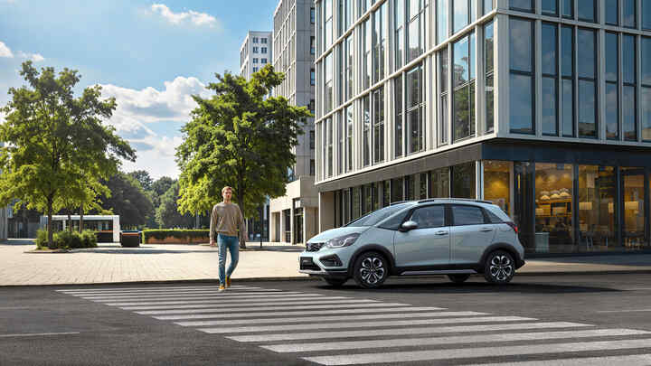 Zwei Honda Jazz vor einem Bürogebäude.