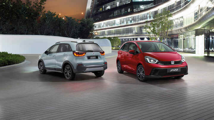 Ein Honda Jazz Hybrid und ein Honda Jazz Crosstar parken nebeneinander.