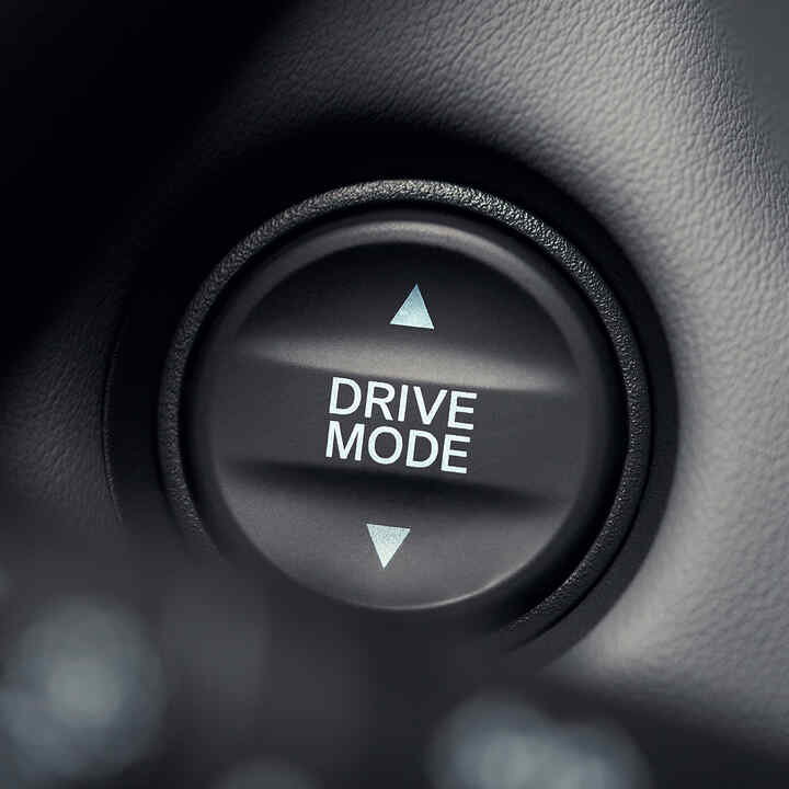 Nahaufnahme der Fahrmodus-Taste mit weißem Text