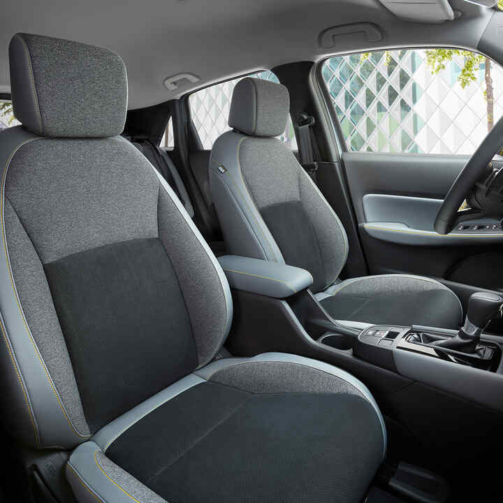 Graue Sitze mit gelben Ziernähten