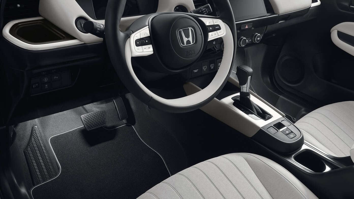 Honda Jazz Hybrid, Nahaufnahme des Innenraums mit Innenraumbeleuchtungspaket.