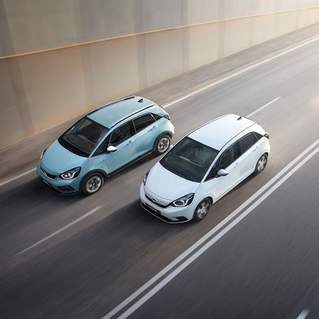 Der Honda Jazz und der Jazz Crosstar bieten dank des einzigartigen e:HEV-Antriebs mit drei Modi alle Vorteile eines Vollhybriden. Die dynamischen, effizienten Selbstlade-Hybride vereinen hervorragendes Ansprechverhalten mit einem stilvollen Äußeren.