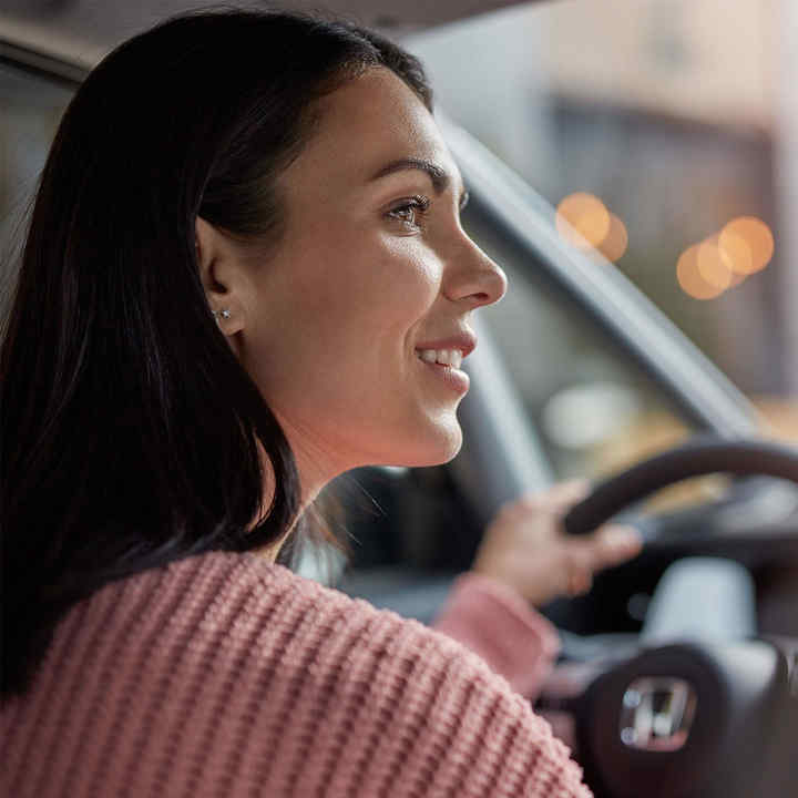 Nahaufnahme einer Frau im Fahrzeug