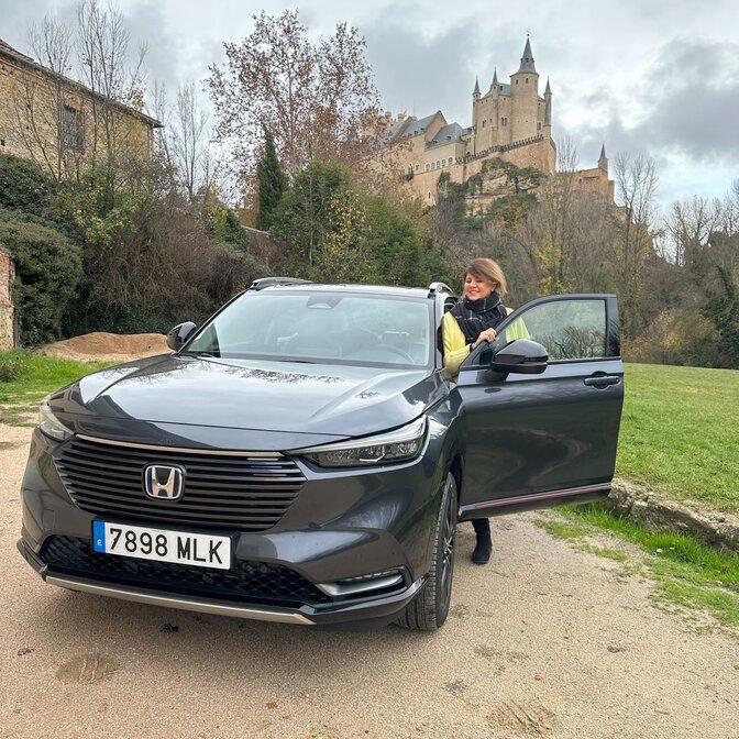 Ein Influencer steigt in den Honda HR-V vor einem Schloss ein. 