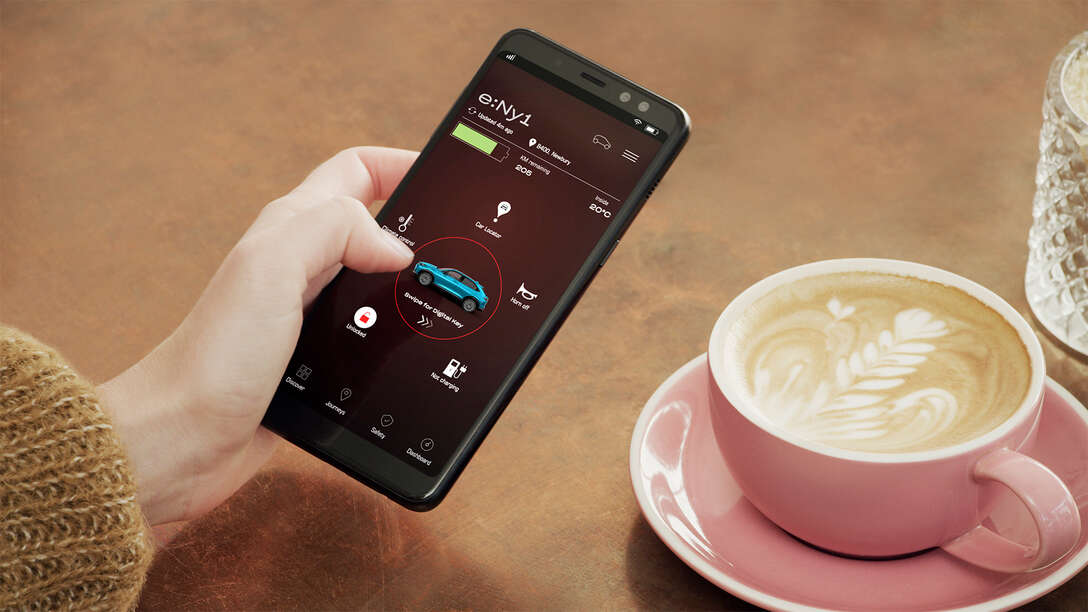 Nahaufnahme eines Smartphones mit PIN-Eingabebildschirm