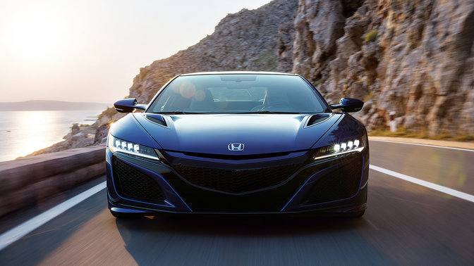 Vorderansicht des Honda NSX auf einer kurvigen Bergstraße.