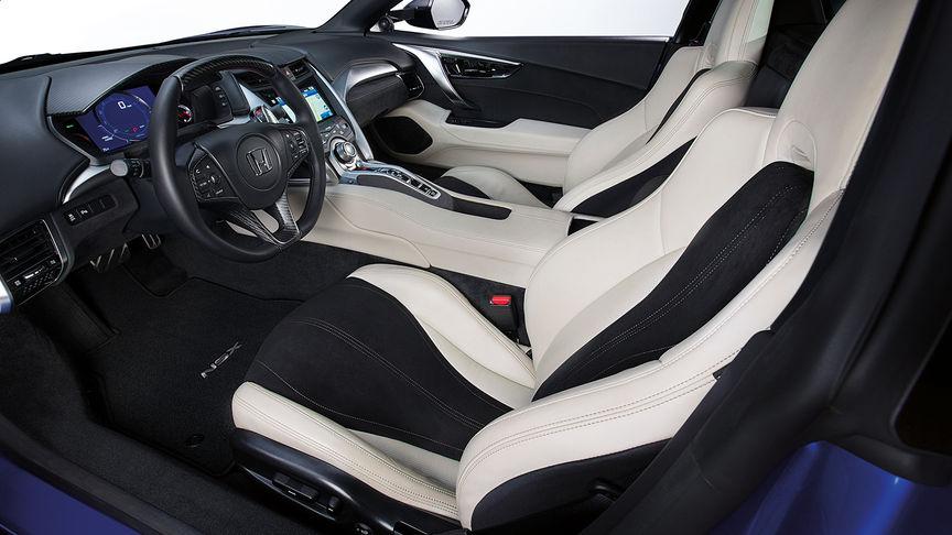 Dreiviertelansicht von Innenraum und Armaturenbrett des Honda NSX.