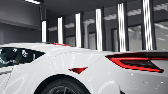Dreiviertel-Heckansicht des Honda NSX.