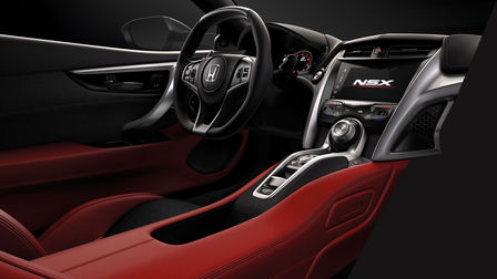 Dreiviertelansicht von rotem Innenraum und Armaturenbrett des Honda NSX.