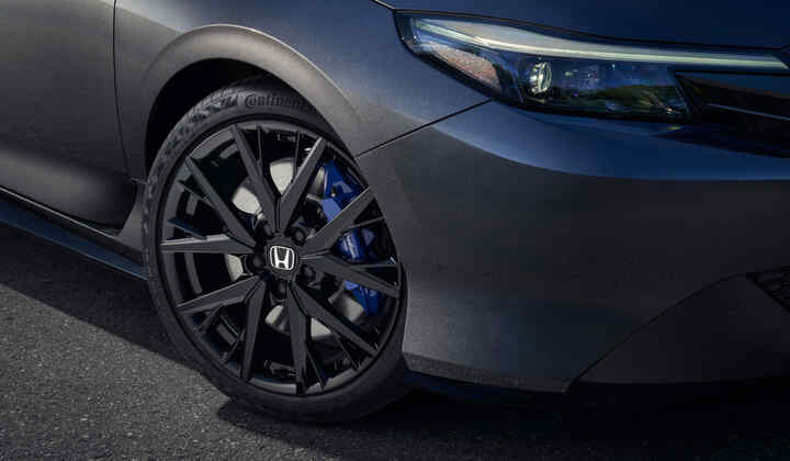 Seitliche Nahaufnahme von Rad und Scheinwerfer eines Honda Prelude.