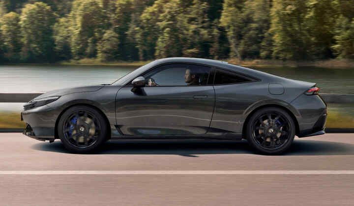 Honda Prelude beim Fahren auf einer Straße mit Bergen im Hintergrund.