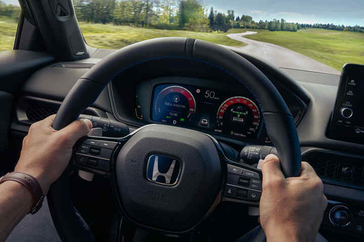 Der Fahrer genießt den Innenraum des Honda Prelude Hybrid mit digitalem Cockpit und fortschrittlichem Infotainment.