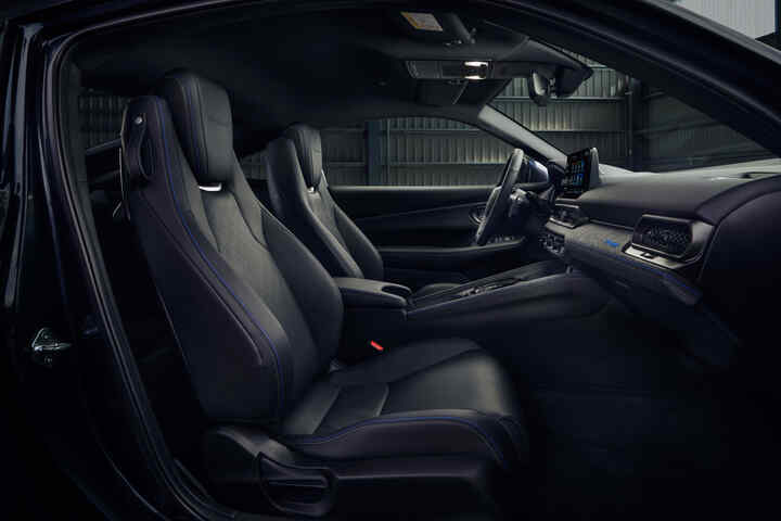 Innenraum des Honda Prelude mit Sportsitzen vorne und blauen Nähten.