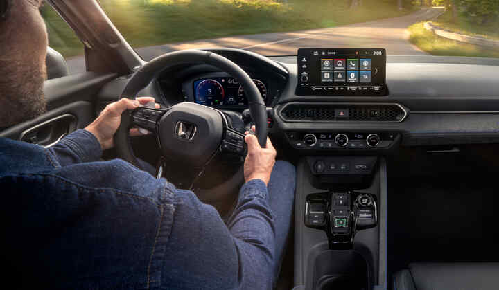 Blick des Fahrers in den Honda Prelude mit Armaturenbrett und Infotainment-Bildschirm.