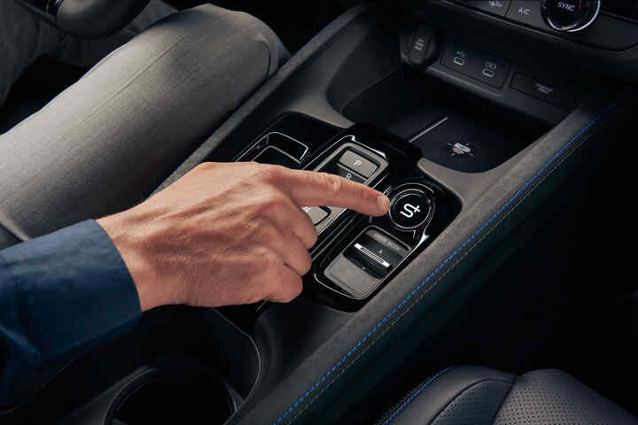 Innenansicht des Honda Prelude mit schwarzen Ledersitzen mit blauen Nähten und modernem Armaturenbrett.